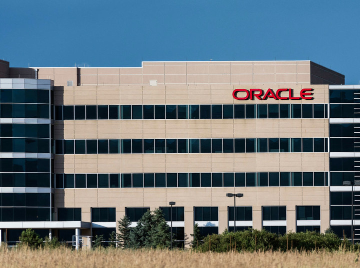 Oracle Beats Estimates on Strong Cloud Results