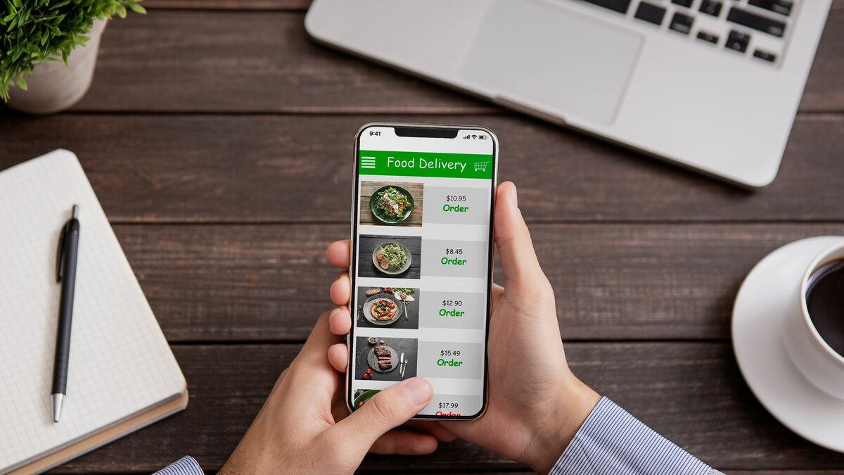 Restauranteurs’ Online Ordering Dilemma: Third Party or DIY?