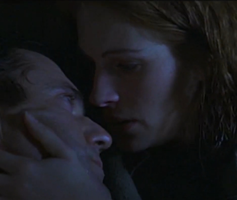 alt="Julia Roberts comforts a dying Mel Gibson in Conspiracy Theory"