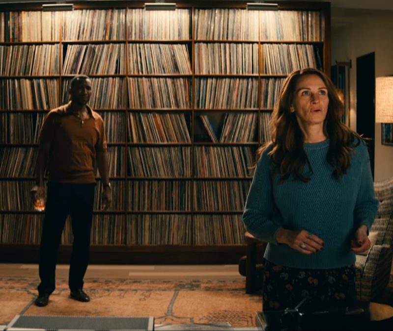 alt="Julia Roberts dances with Mahershala Ali in Leave the World Behind"