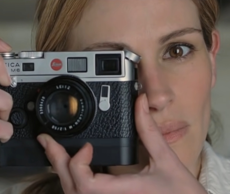 alt="Julia Roberts takes a picture in Closer"