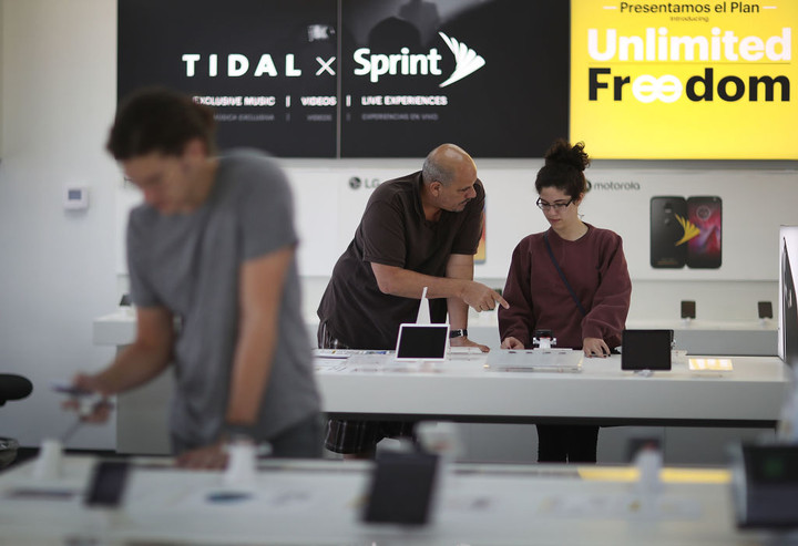 Sprint Loses More Postpaid Phone Customers