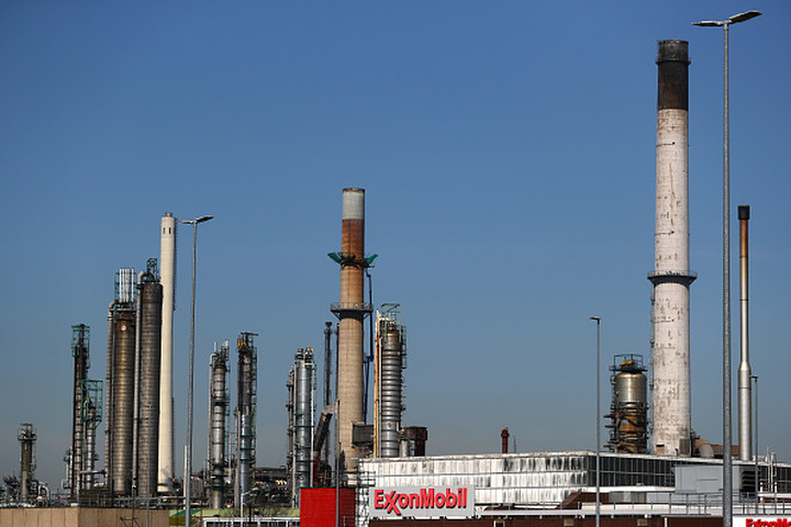 Exxon to Take Record Writedown, Slash Spending