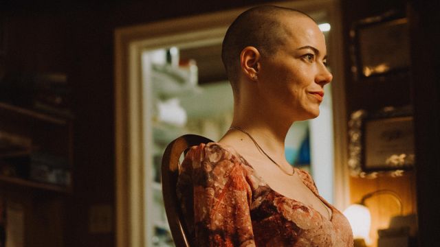 alt="Bugonia movie still with a bald Emma Stone"